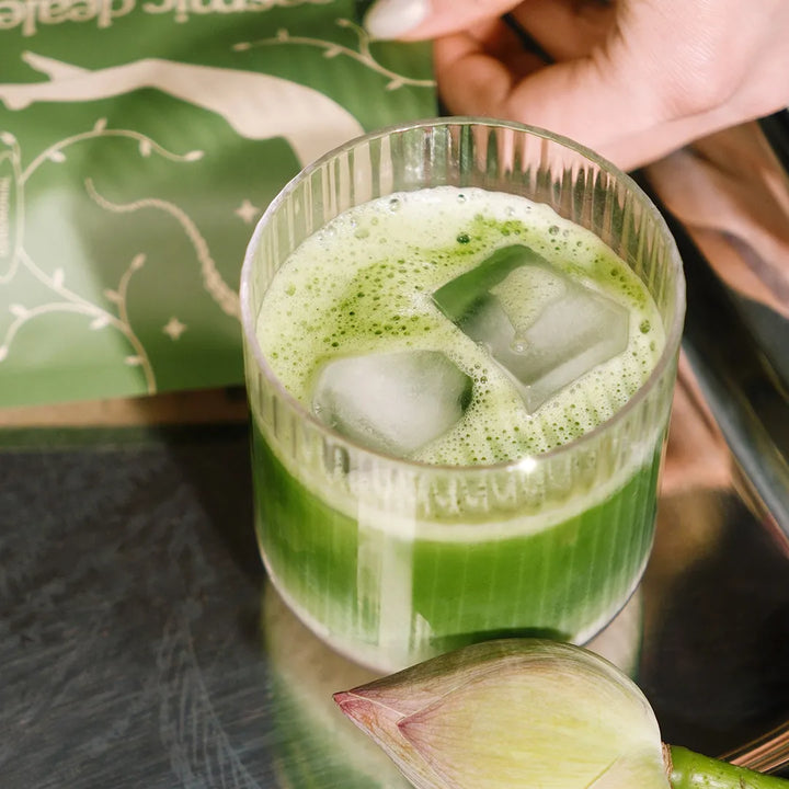 Iced Jasmine Matcha Latte von Cosmic Dealer mit cremigem Milchschaum und Eiswürfeln