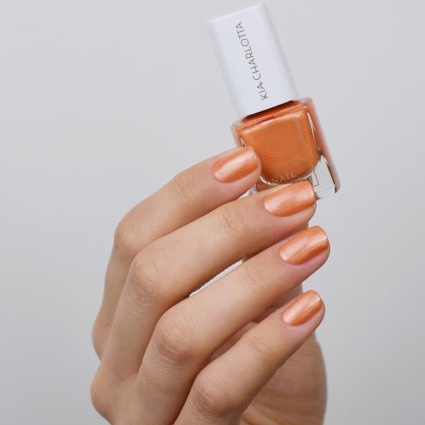 Kia Charlotta Veganer Nagellack 15 Free - My Own Hero lackiert auf Fingernägeln