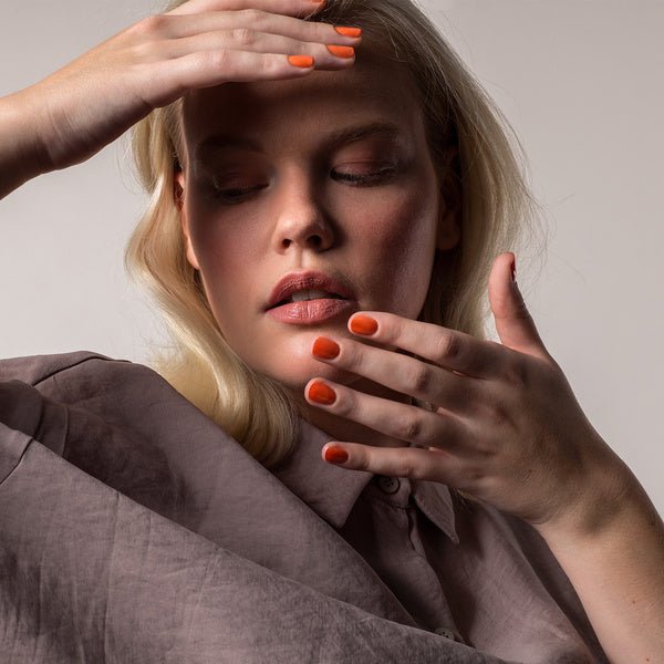 Kia Charlotta Veganer Nagellack 15 Free - My Own Hero - Model lackierte Fingernägel