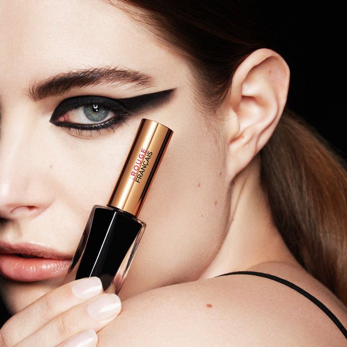 Delineador de ojos 510 Le Noir Céphée Modelo Holding Eyeliner