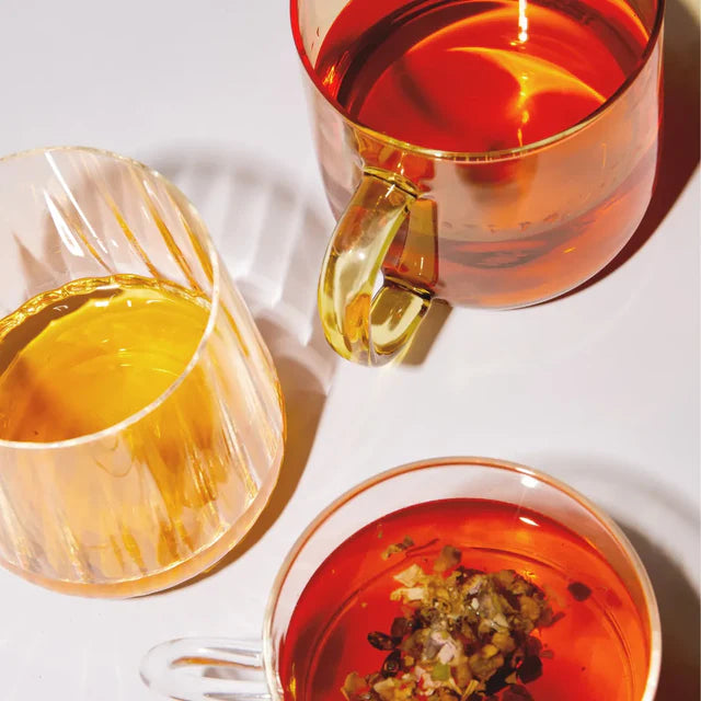 Lemongrass, Raspberry & Hibiscus Tee von Cosmic Dealer - eingeschenkt in Glastassen