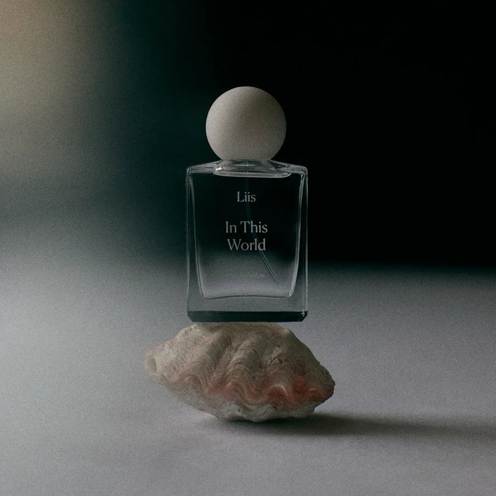 Liis In This World Eau de Parfum Flakon in stimmungsvoller Inszenierung