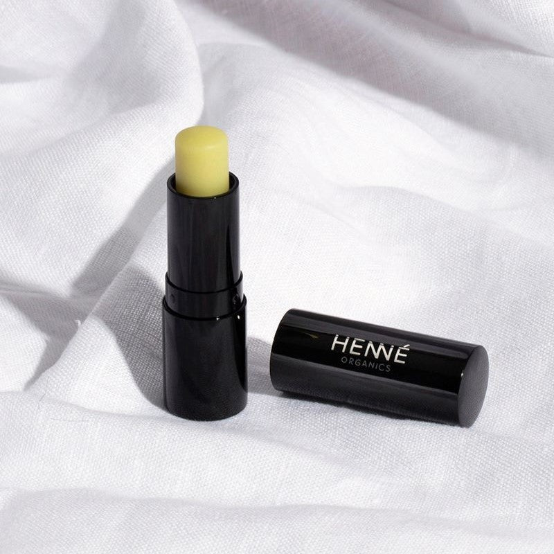 Henné Organics Luxury Lip Balm V2 - Mood Hintergrund Leinen