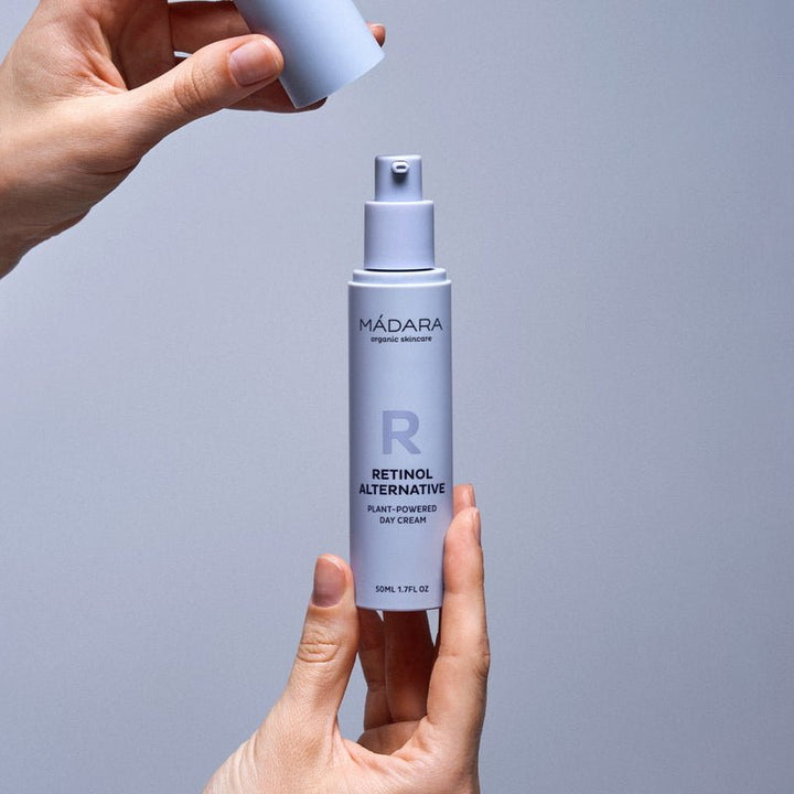 Mádara Plant Powered Day Cream - Produkt mit Handmodel