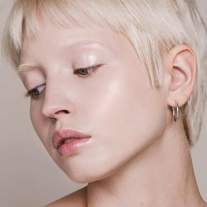 Mádara Skin Equal Soft Glow Foundation Porcelain Model