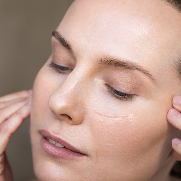 Mádara SOS Hydra Intense Rose Jelly | Rose water gel - close up face model