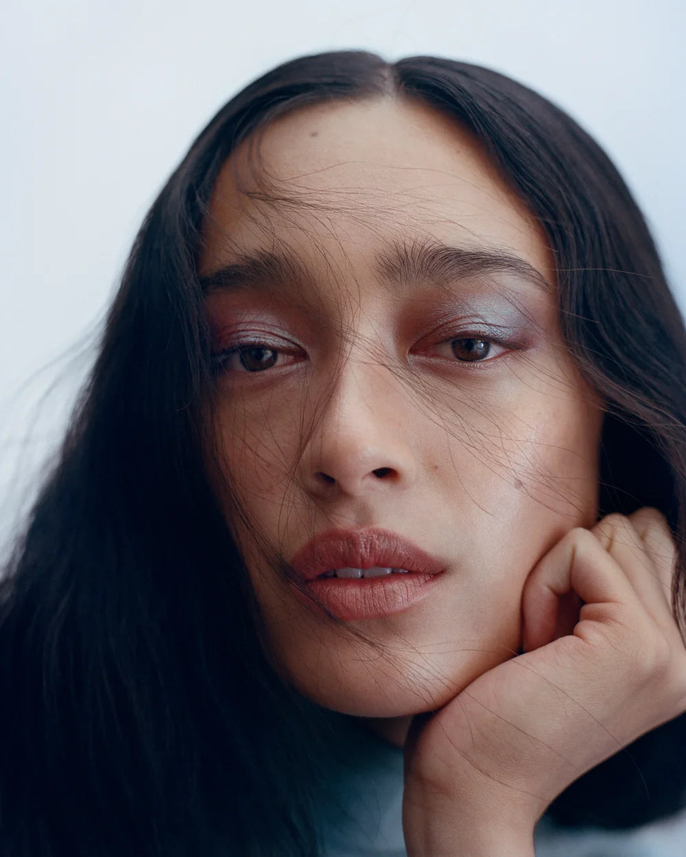 Model mit natürlichem Augen-Make-up mit Manasi 7 Eye Glow Colour Adzuki