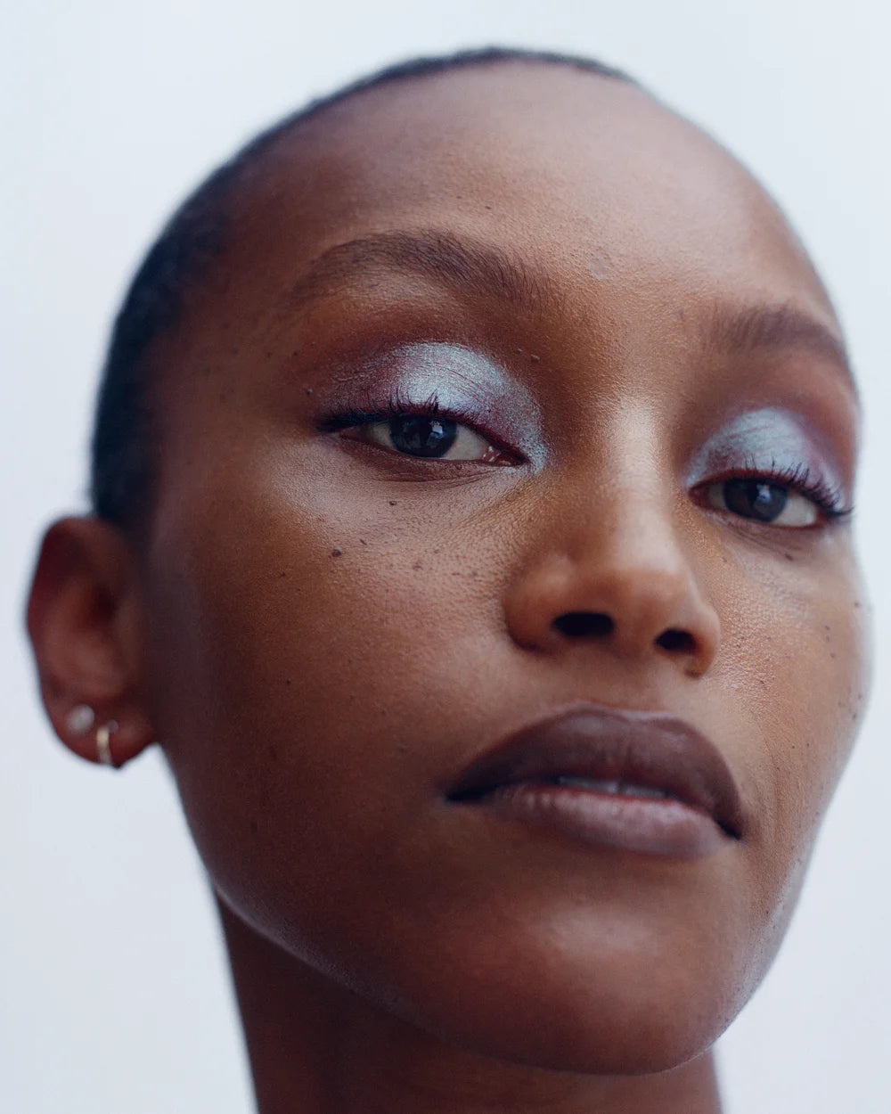 Model mit schimmerndem Augen-Make-up in der Nuance Adzuki von Manasi 7