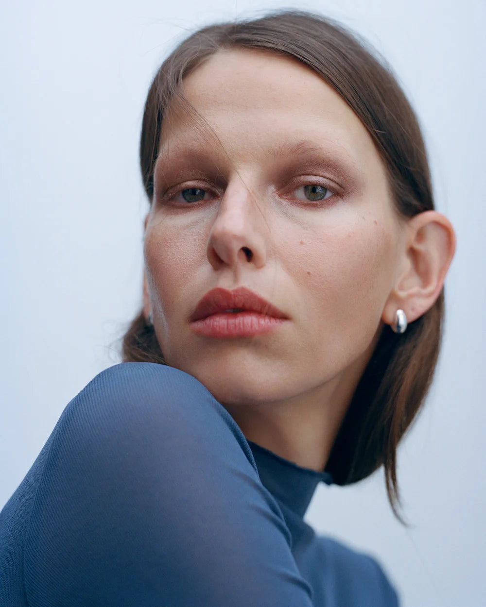 Model mit natürlichem Augen-Make-up mit Manasi 7 Eye Glow Colour Chaura