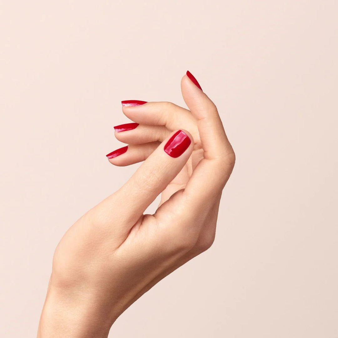 Manucurist Nagellack Pomegranate - lackierte Fingernägel