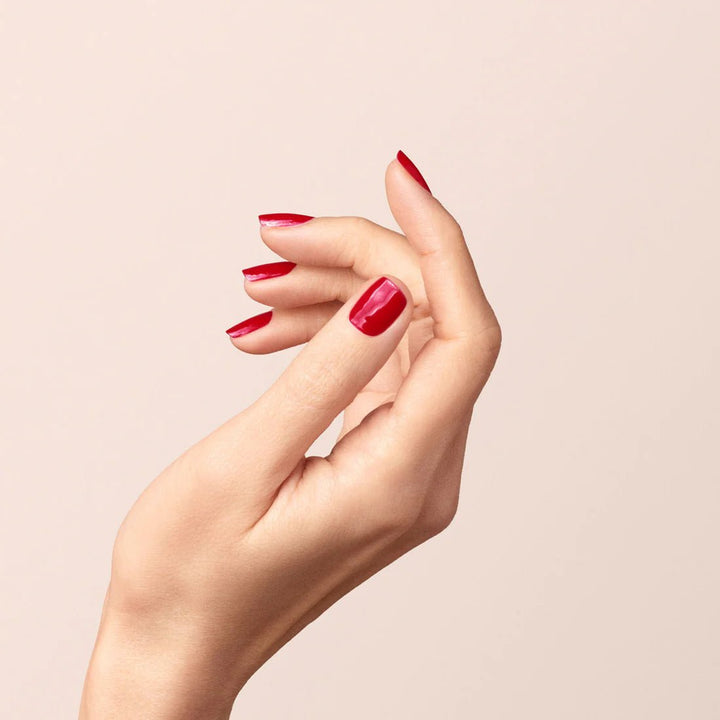 Manucurist Nagellack Pomegranate - lackierte Fingernägel