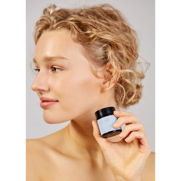 Merme Berlin Modelo de polvo refinador de poros faciales con producto
