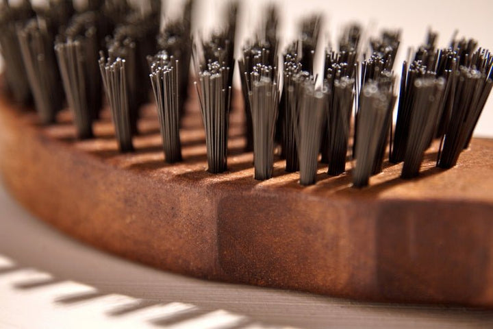 Noelie Vegan scalp brush close up