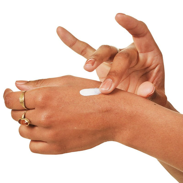 Il Nuud Deodorante Texture nera da vicino