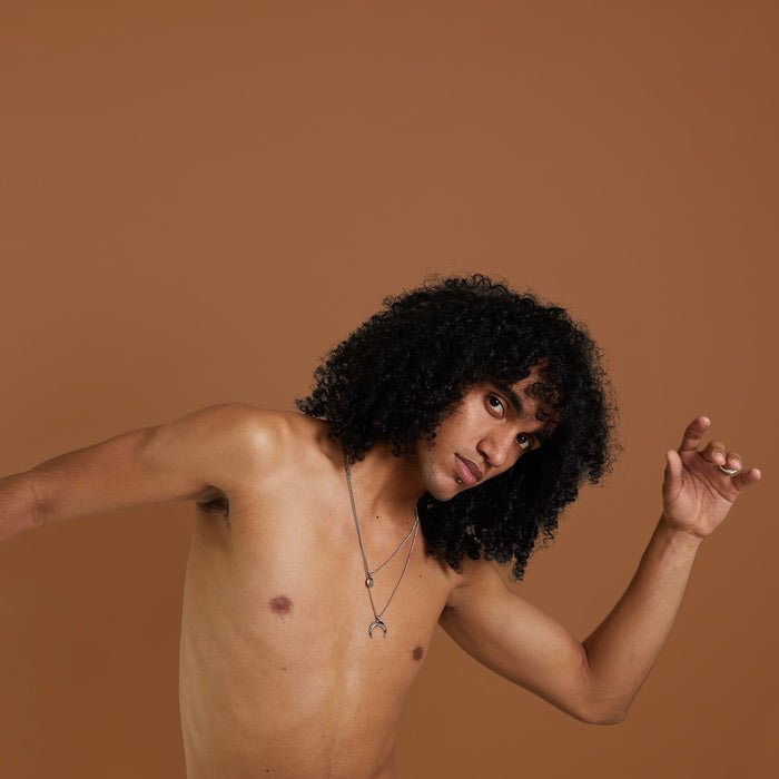 Nuud El modelo masculino negro desodorante Carefree