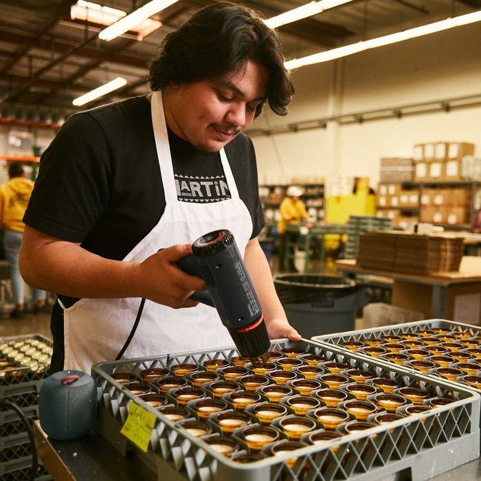 P.F. Trabajador de la línea de producción de Candle Co.