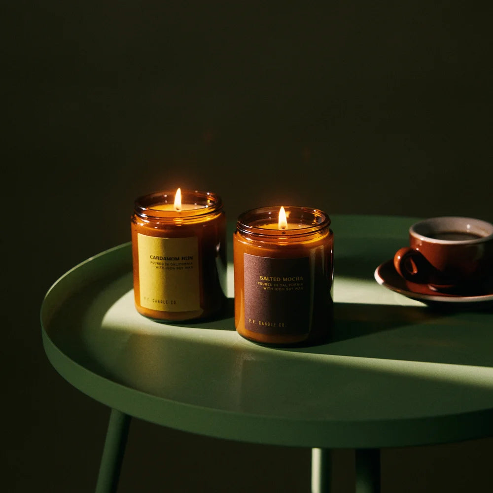 Salted Mocha und Cardamom Bun Sojawachs-Duftkerze von P.F. Candle Co.