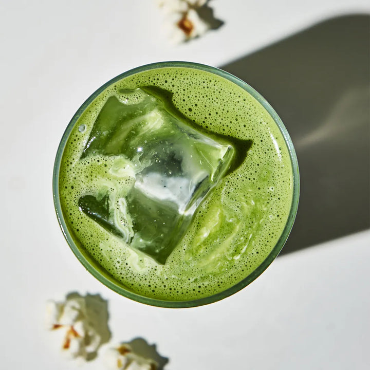 Iced Popcorn Matcha mit Eiswürfeln und feinen Röstaromen