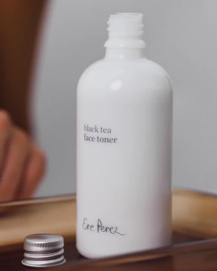 Ere Perez Black Tea Face Toner - in der Anwendung