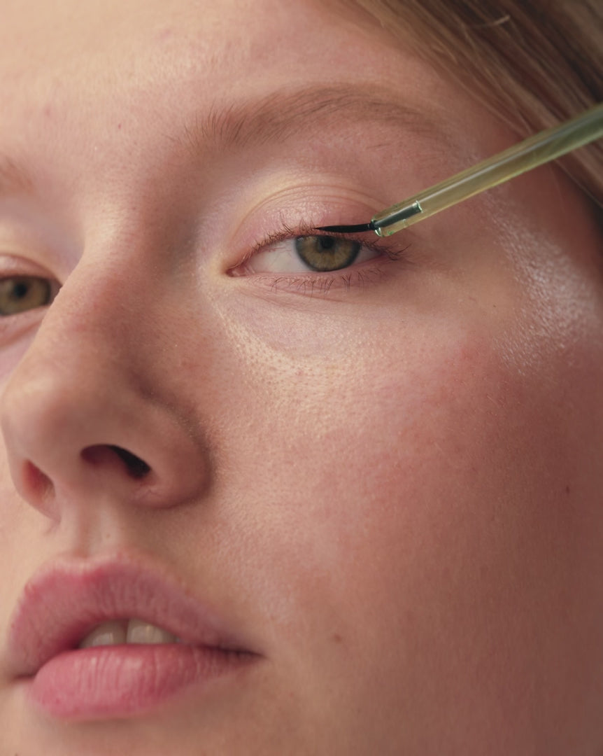MÁDARA Long Lash Serum im Video