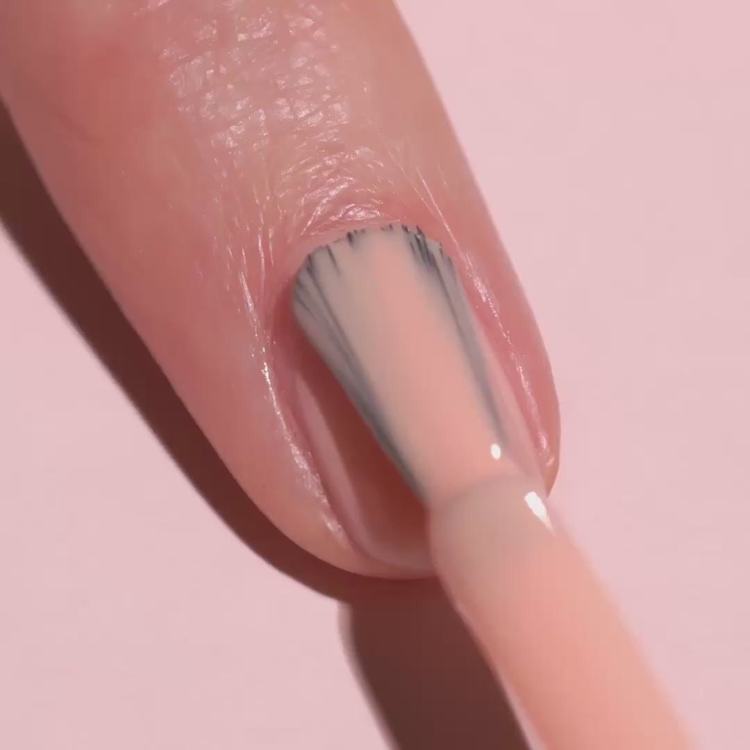 Manucurist Milky Peach pfirsichfarbener Nude Nagellack - das Video zeigt den Auftrag