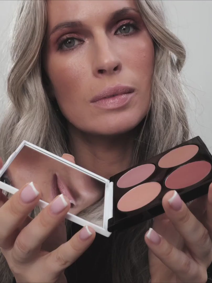 Und Gretel Face Palette The Dancer Anwendung am Auge mit cremigen Naturtönen