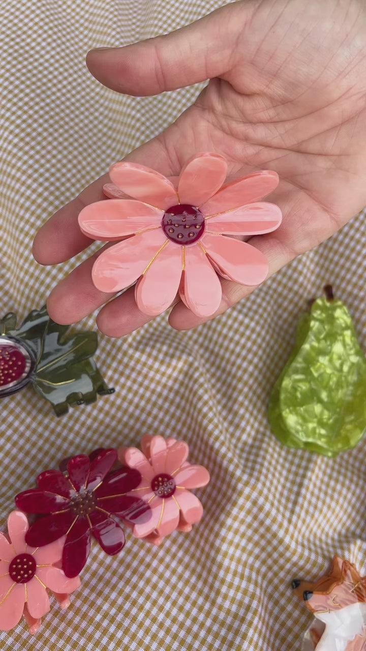 Pink Flower Hair Claw von Coucou Suzette im Video