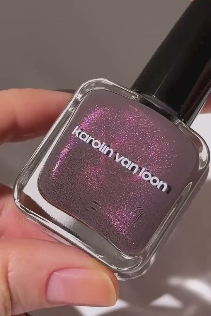 47 Taupe Lustré Nagellack – Video Farbwirkung im Lich