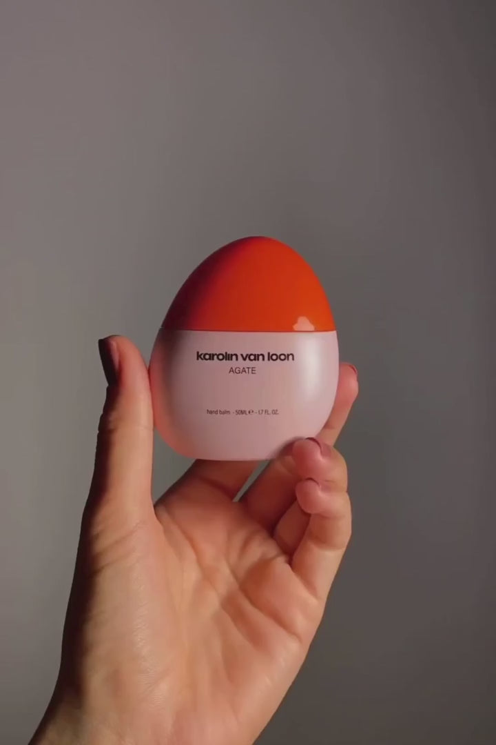 Agate Handcreme Anwendung - integriertes Massagetool um Verspannungen in den Händen zu lösen