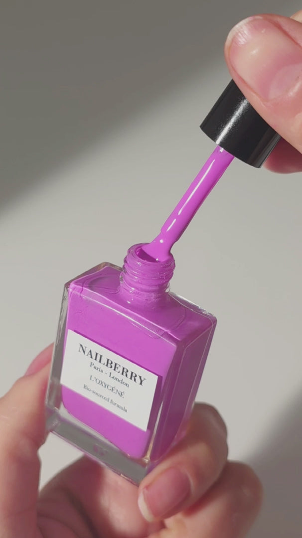 Nailberry Nagellack Ultra Violet  - Auftrag