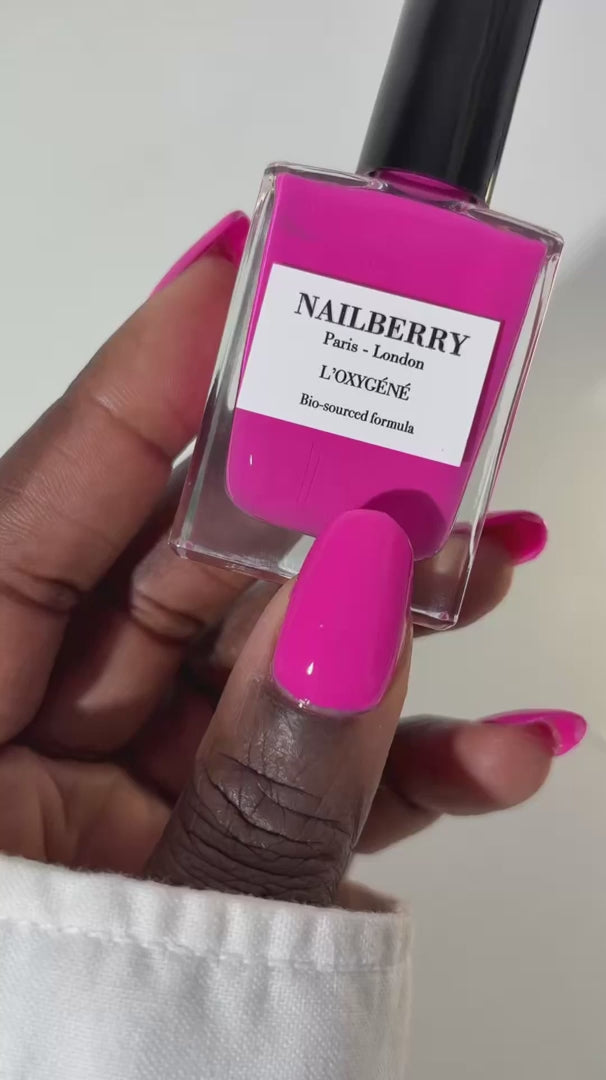 Nailberry Electric Pink Nagellack - Auftrag mit Top Coat