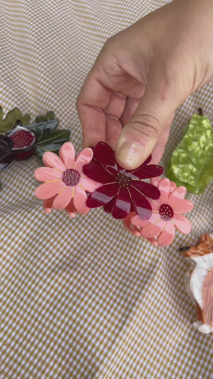 Pink Flower Trio Hair Claw von Coucou Suzette im Video