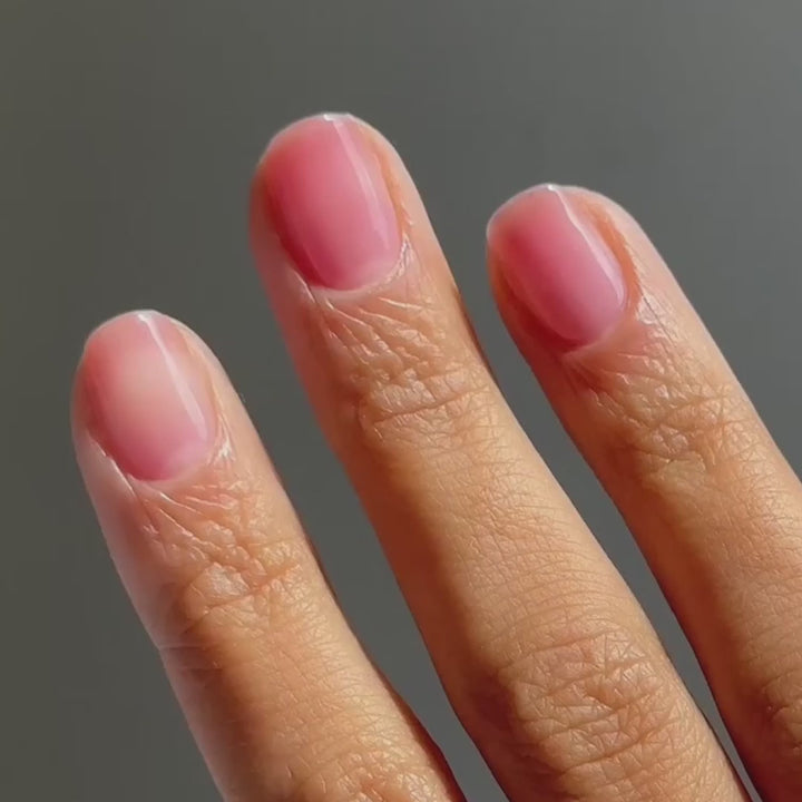 Anwendung von Manucurist Active Glow Raspberry für glänzende, rosig gepflegte Nägel