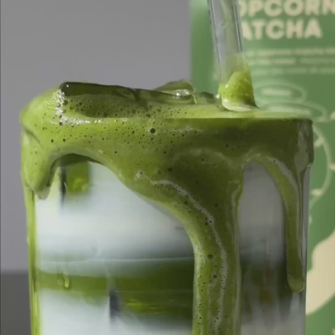 Zubereitung eines cremigen Popcorn Matcha Latte von Cosmic Dealer