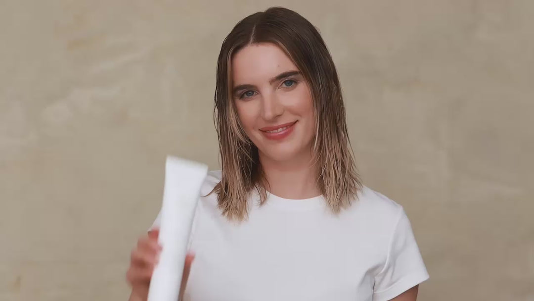 Innersense Air Dry Styling Cream in der Anwendung bei glattem, schulterlangem Haar