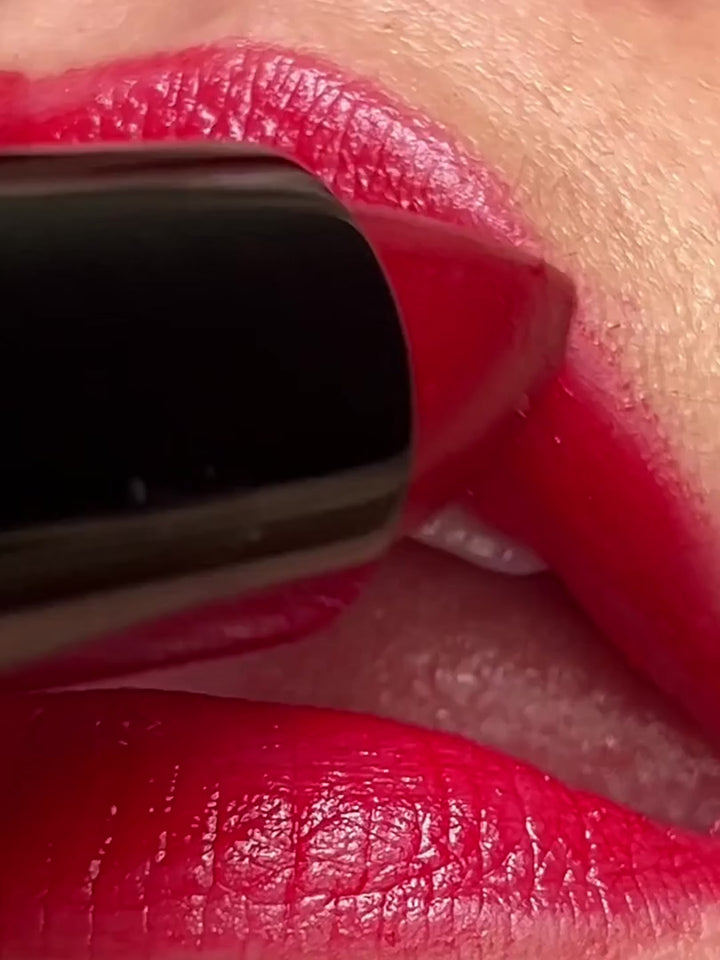 Lippenstift The Red von Und Gretel im Video