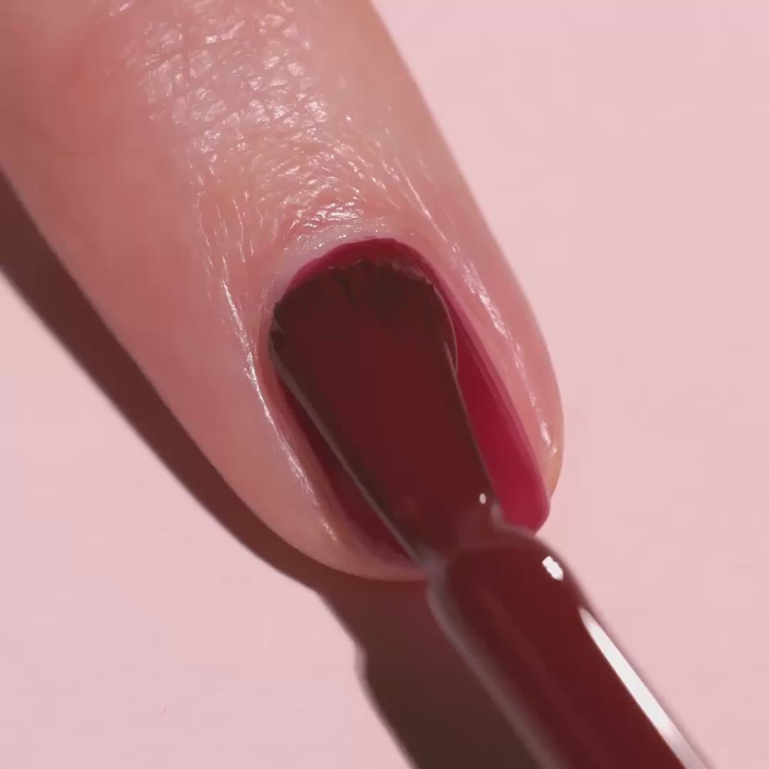 Manucurist Grenat braunroter Nagellack mit Mahagoni-Reflexen - Auftragen im Video