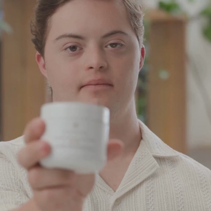 Inner Reflection Sculpting Pomade von Innersense - Video von Anwendung