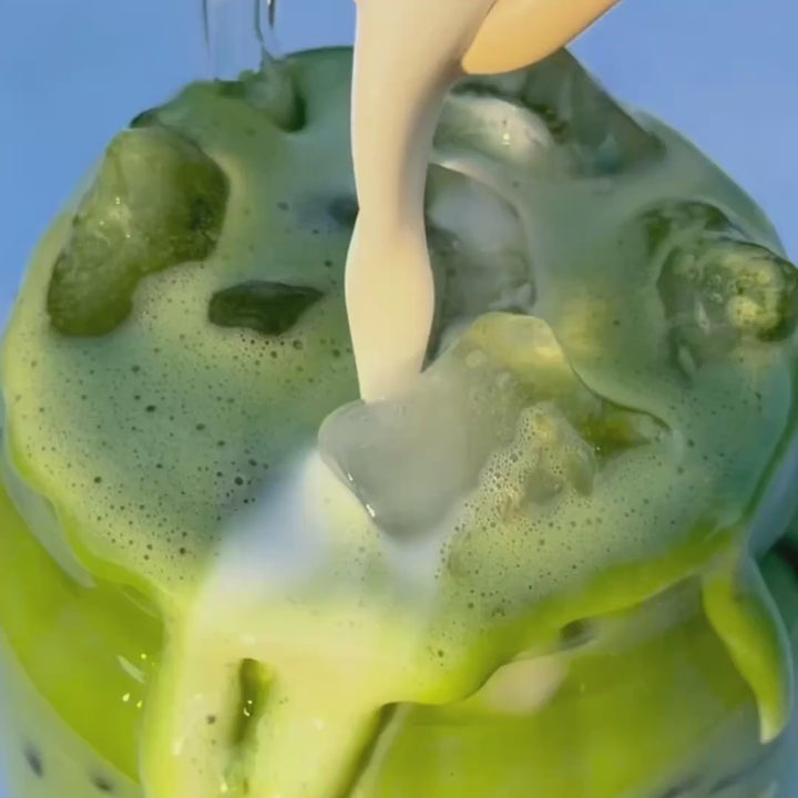 Zubereitung eines cremigen Jasmine Matcha Latte mit Bio-Matcha von Cosmic Dealer
