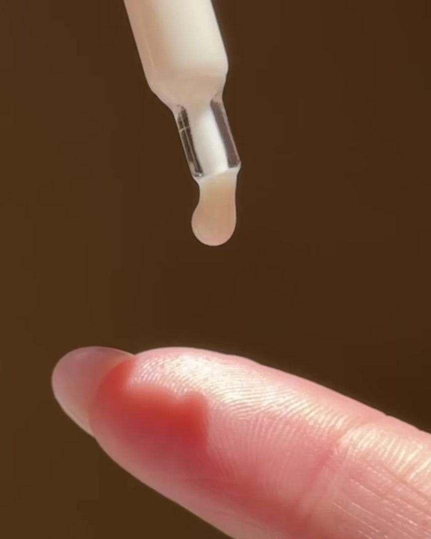 Video-Thumbnail mit Pipette und milchiger Textur des Ranavat Firming Bakuchi Serums