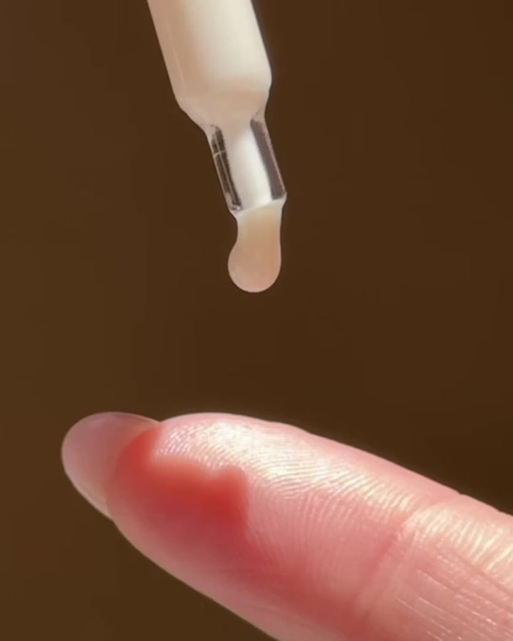 Video-Thumbnail mit Pipette und milchiger Textur des Ranavat Firming Bakuchi Serums
