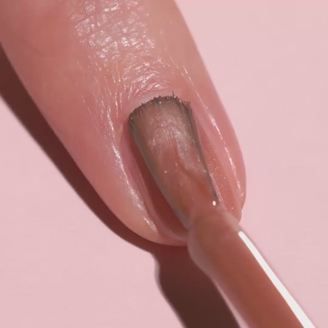 Manucurist Sandstone perlmuttbrauner Nagellack mit mineralischem Schimmer - wie wird er aufgetragen?