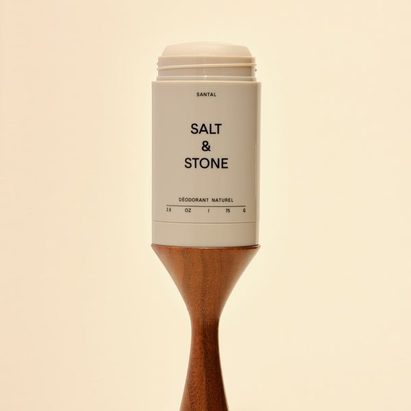 Salt & Stone Desodorante Santal sin aluminio - sobre podio de madera