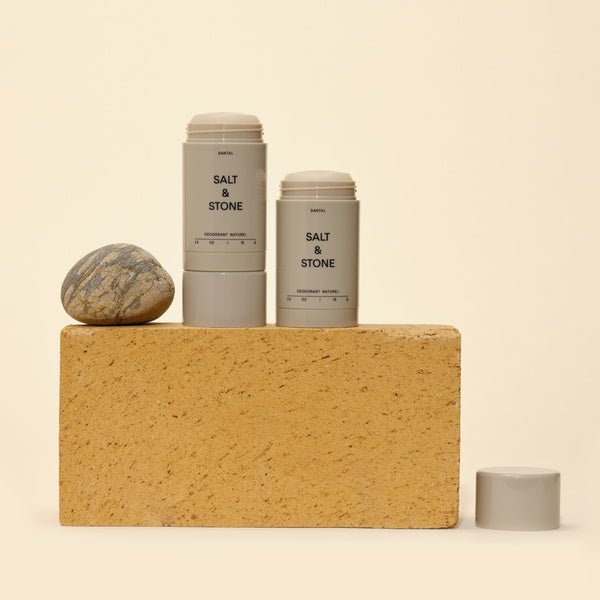 Salt & Stone Desodorante Santal sin aluminio - mood deos sobre ladrillo