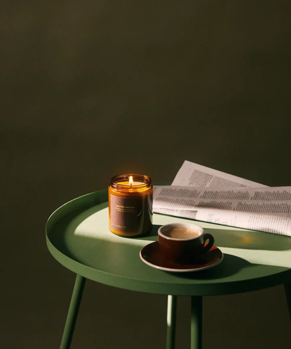 Salted Mocha Sojawachs-Duftkerze von P.F. Candle Co. mit Espresso und Zeitung