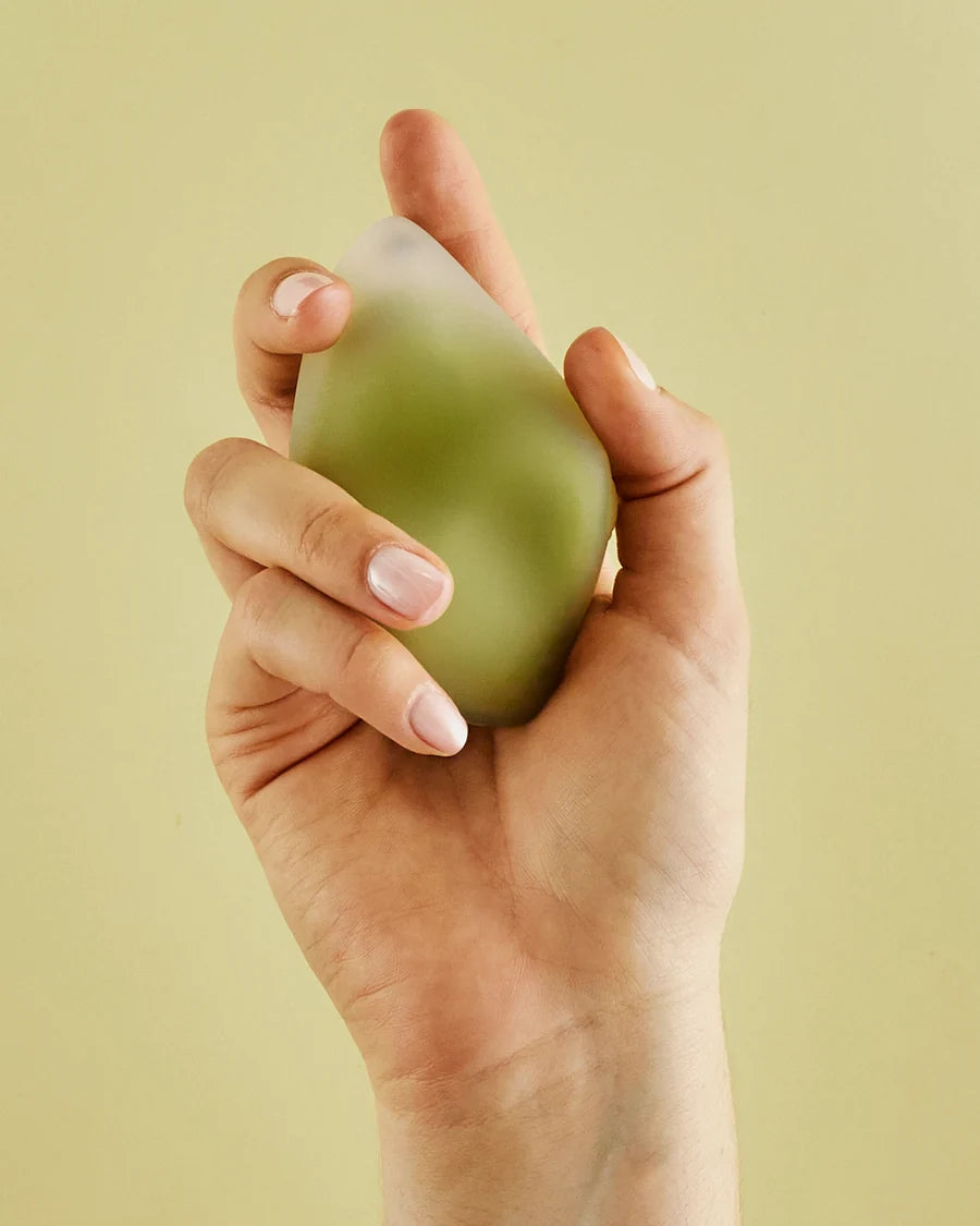 Sitre New Heights Vibrator in der Hand gehalten