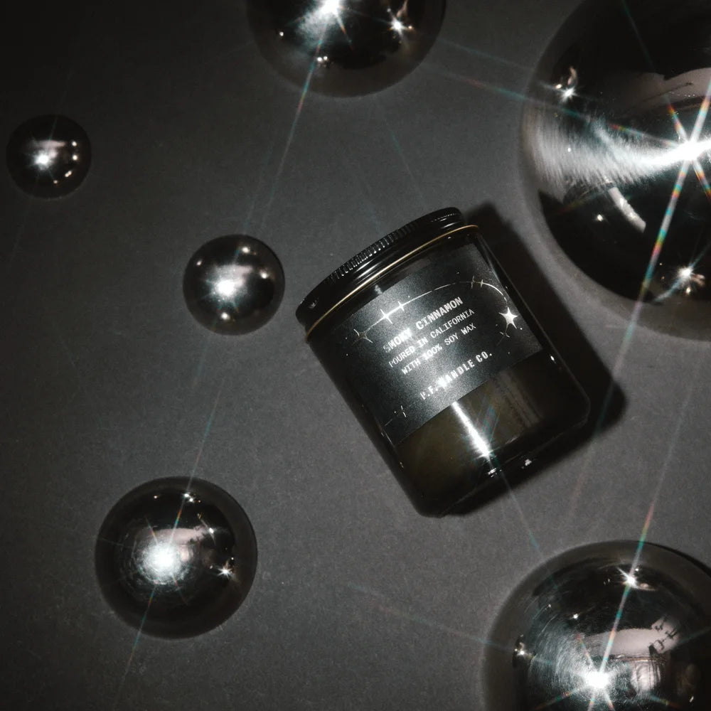P.F. Candle Co. Smoky Cinnamon Celestial Duftkerze als Mood mit Sternen