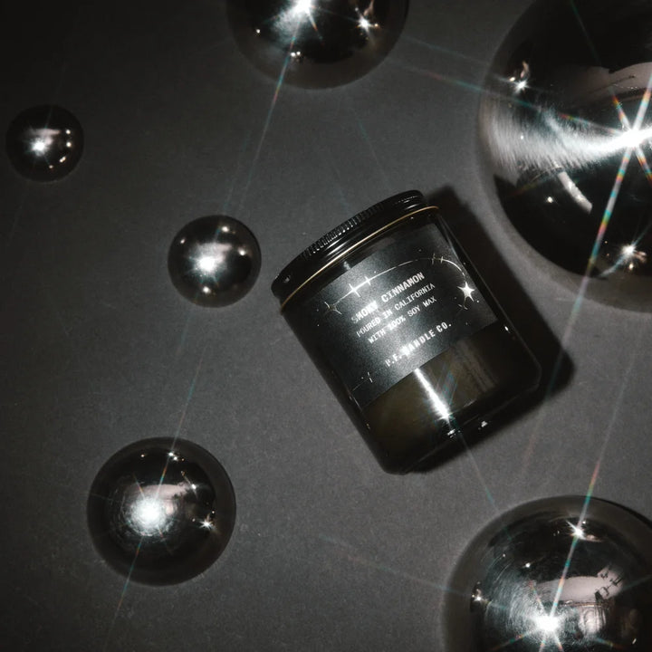 P.F. Candle Co. Smoky Cinnamon Celestial Duftkerze als Mood mit Sternen