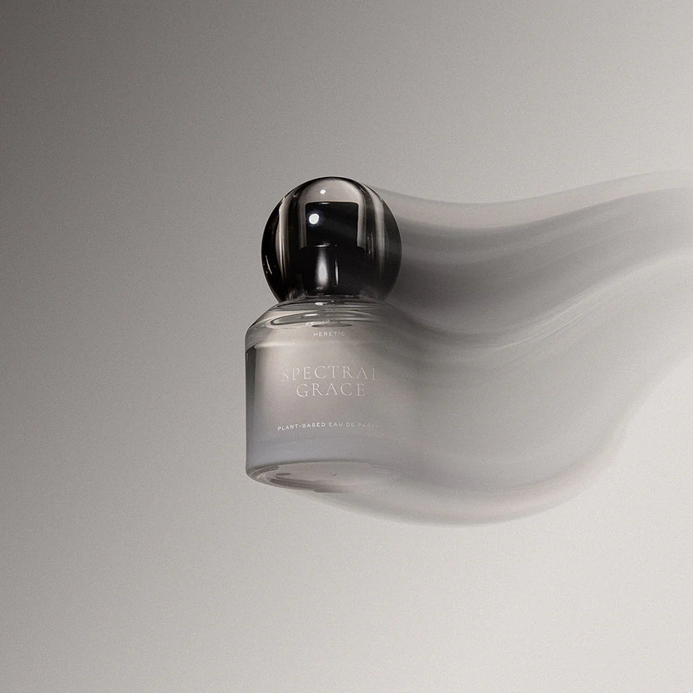 Spectral Grace Eau de Parfum von Heretic Parfum auf hellem, weich fallendem Stoff