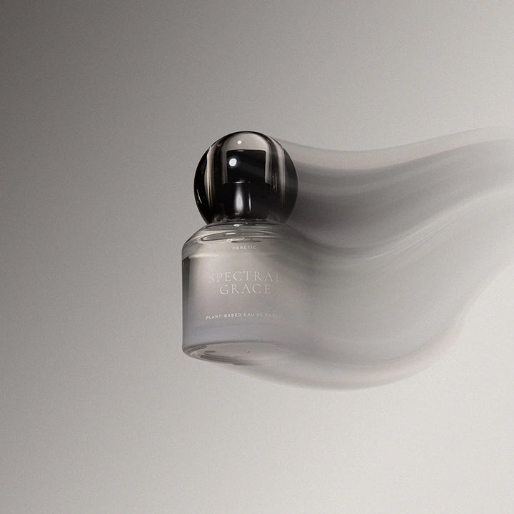 Spectral Grace Eau de Parfum von Heretic Parfum auf hellem, weich fallendem Stoff